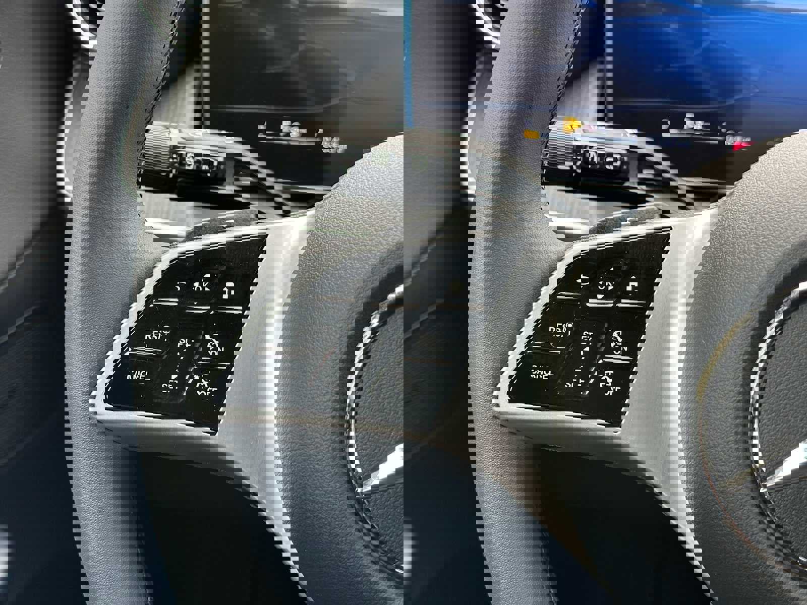 Used 2025 Mercedes-Benz GLC 300 4MATIC image 36