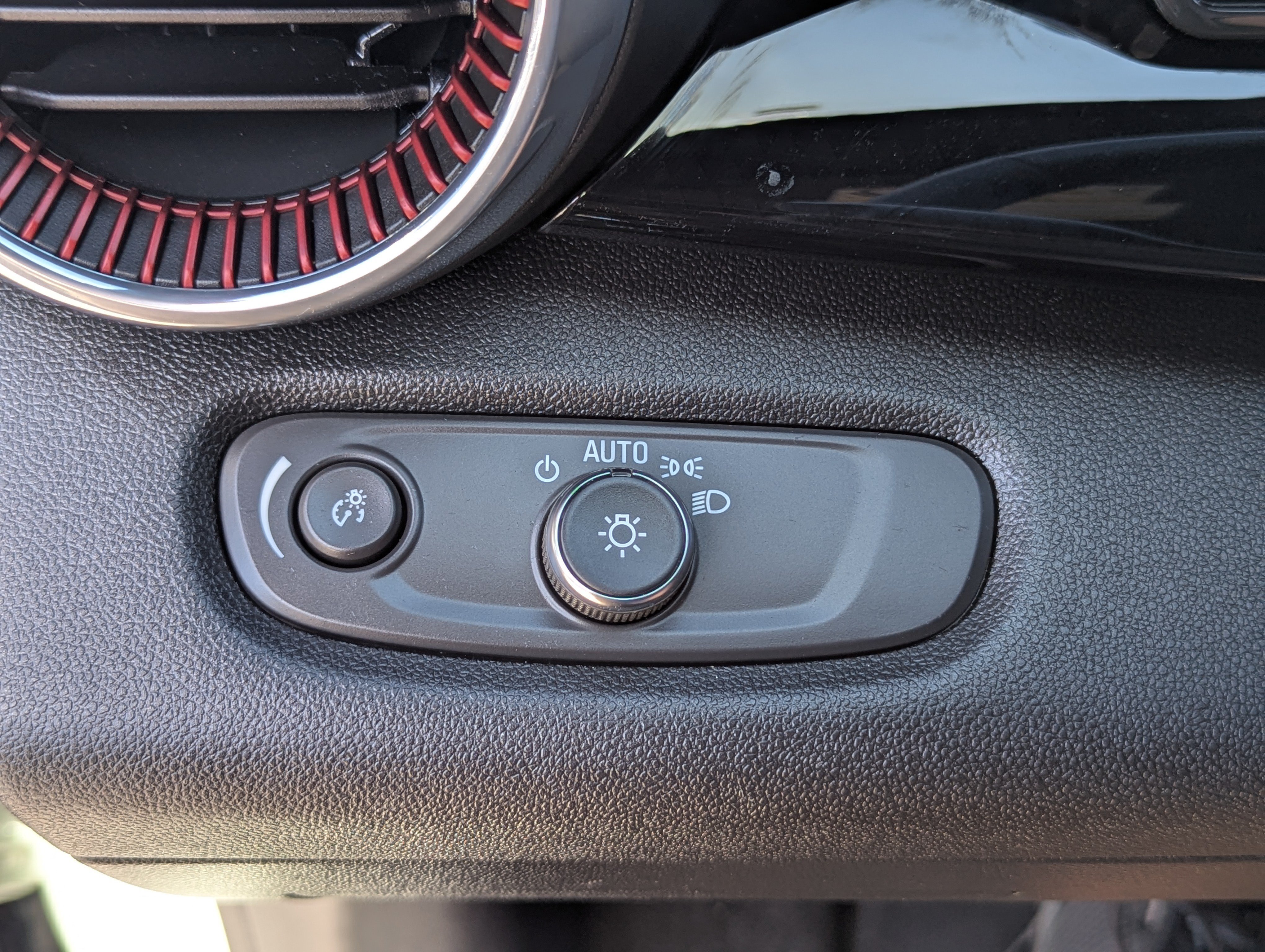 Certified 2024 Chevrolet Trax RS w/ Sunroof Package FWD image 30