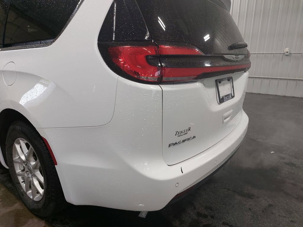 Used 2024 Chrysler Pacifica Touring-L FWD image 34