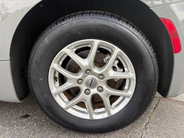 Used 2023 Chrysler Pacifica Touring-L FWD image 16