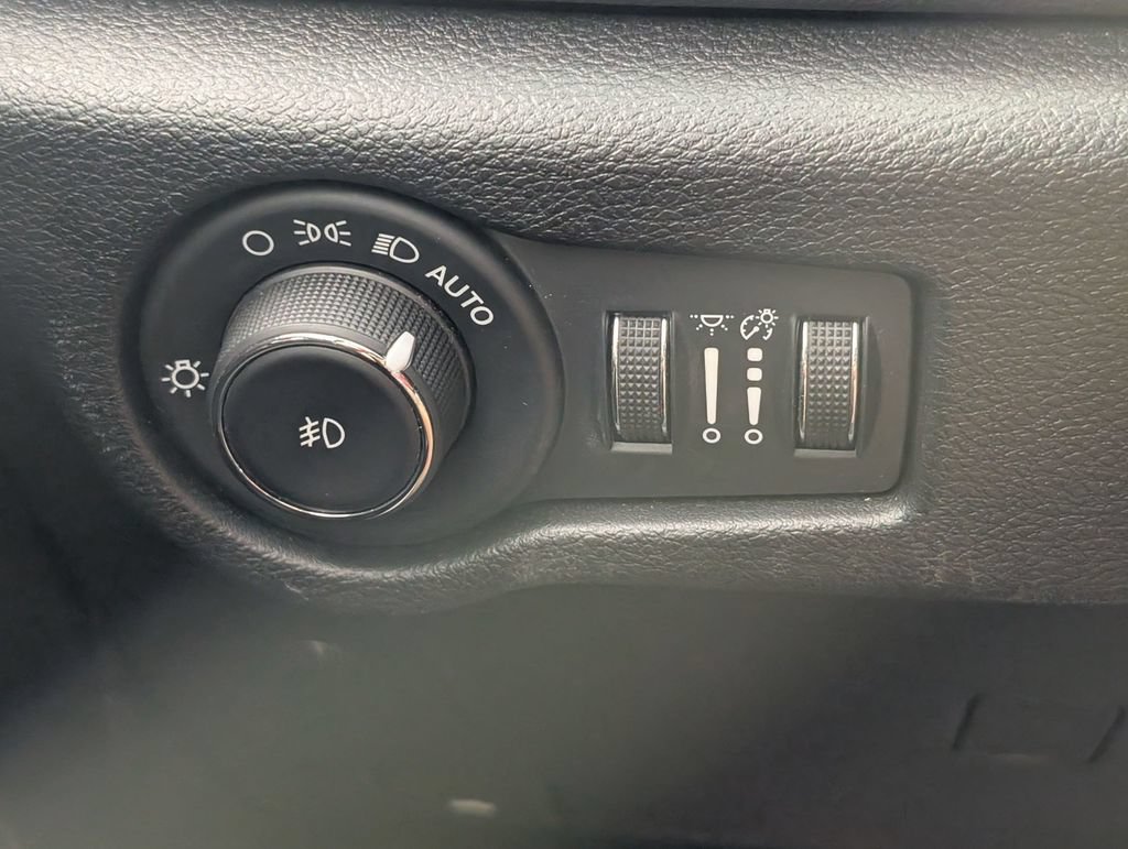 Used 2025 Chrysler Pacifica Select FWD image 16