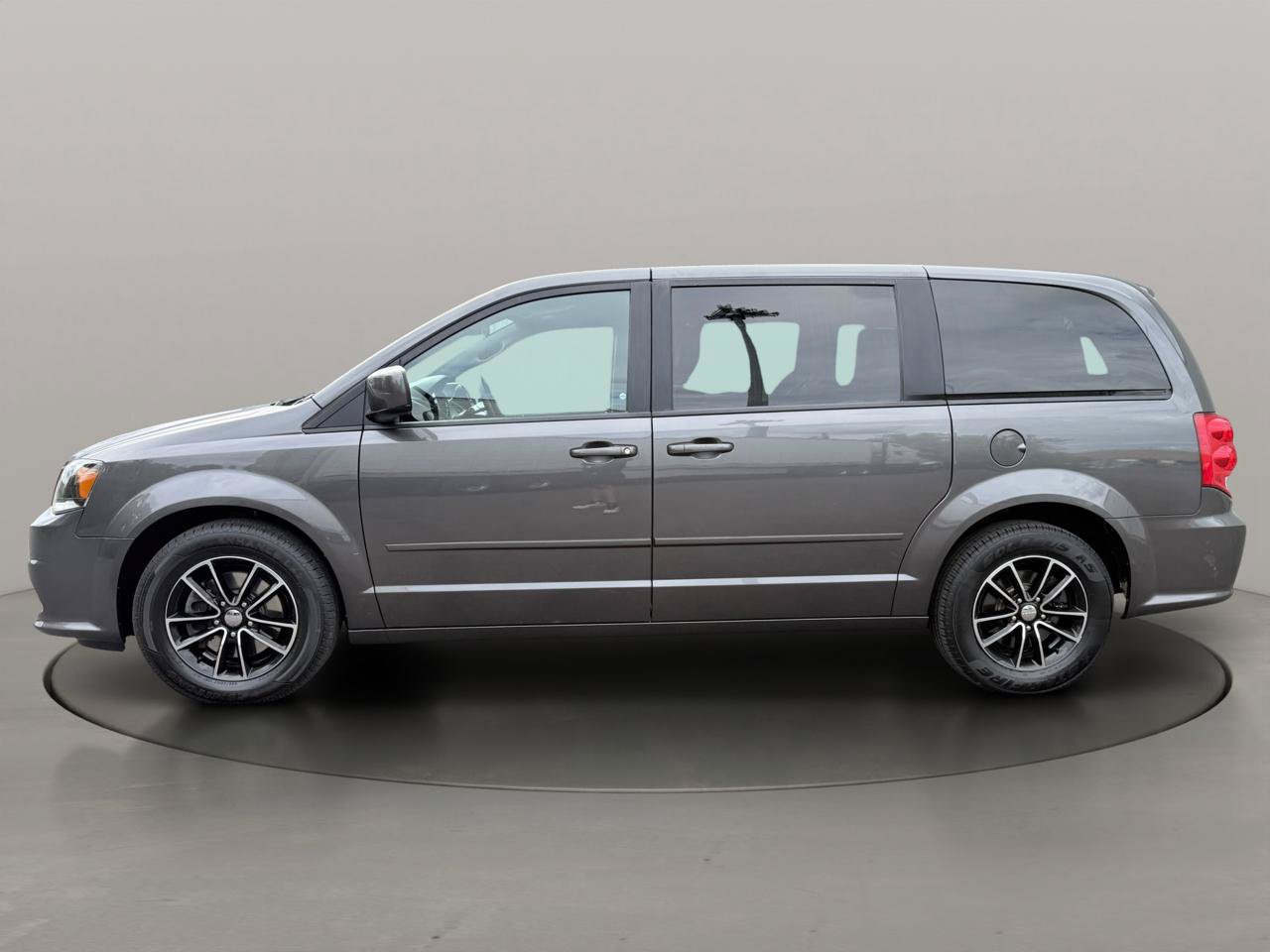 Used 2017 Dodge Grand Caravan SXT w/ Driver Convenience Group FWD image 3