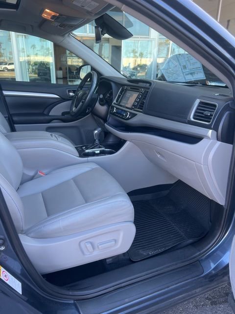 Used 2019 Toyota Highlander XLE image 32