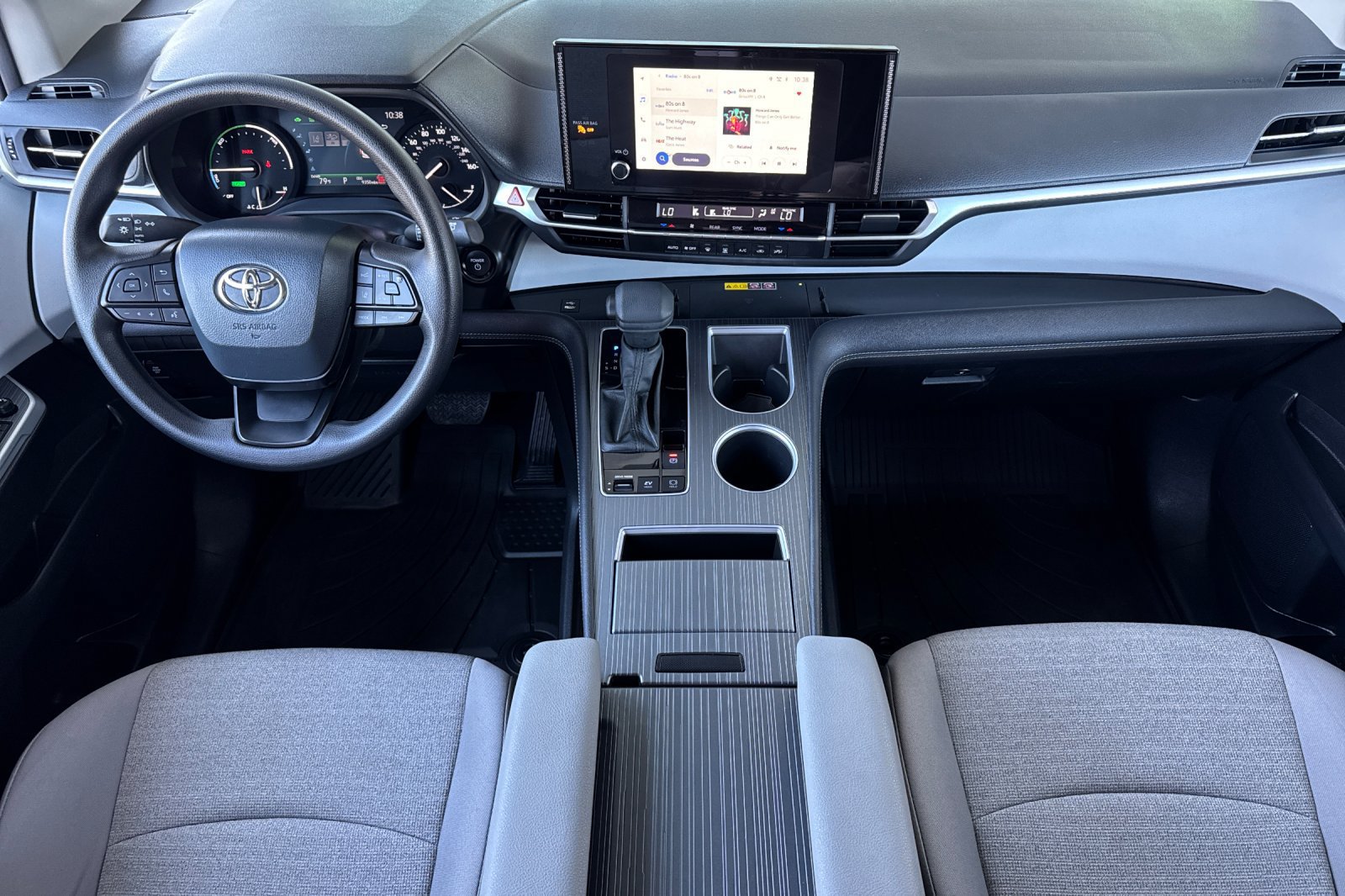Used 2026 Toyota Sienna LE FWD image 4