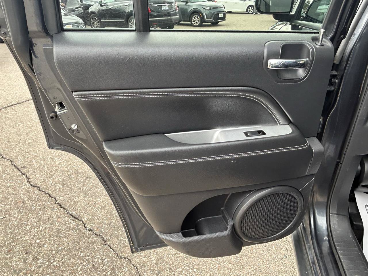 Used 2014 Jeep Compass Latitude FWD image 13