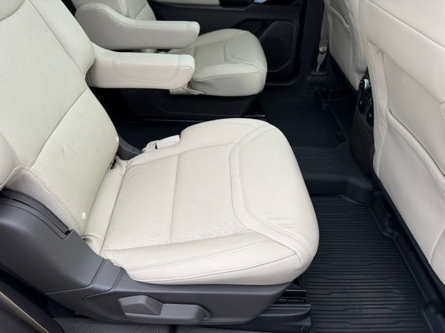 Used 2022 Ford Explorer Platinum w/ Equipment Group 601A AWD/4WD image 14