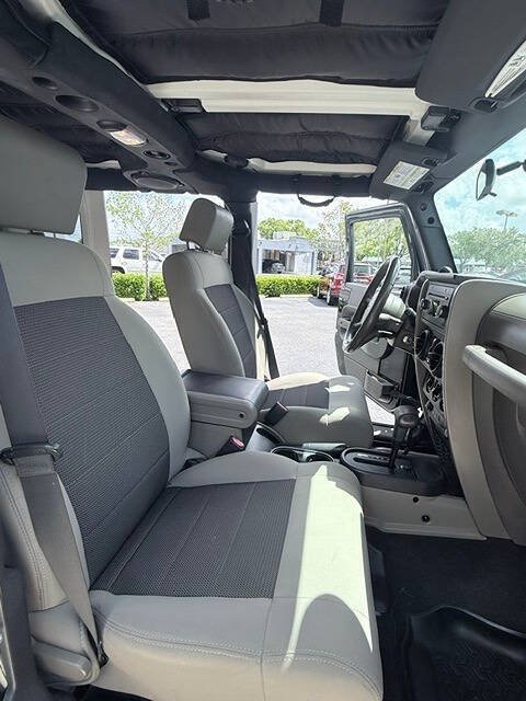 Used 2010 Jeep Wrangler Unlimited Rubicon AWD/4WD image 13