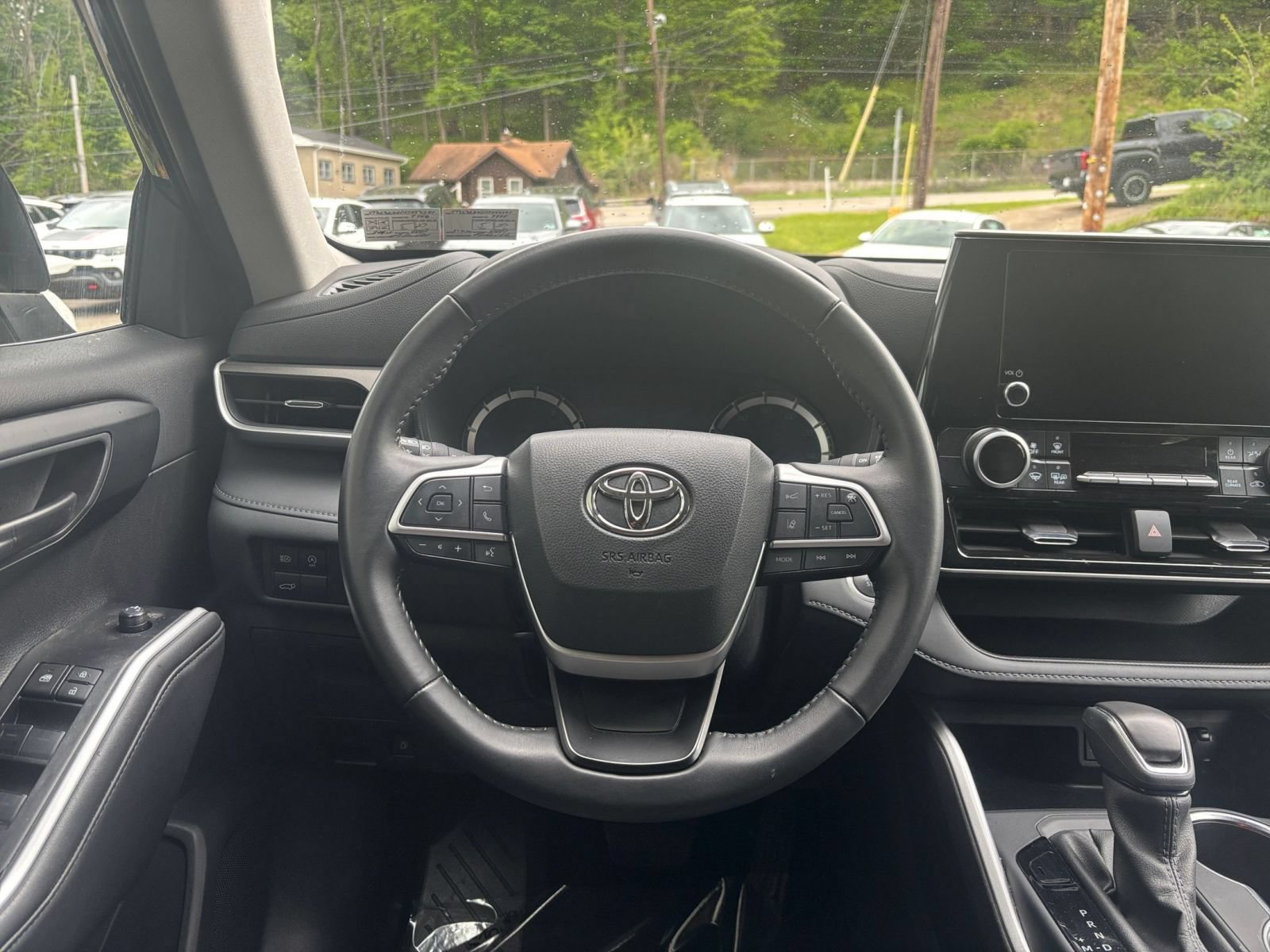 Used 2025 Toyota Highlander LE FWD image 37