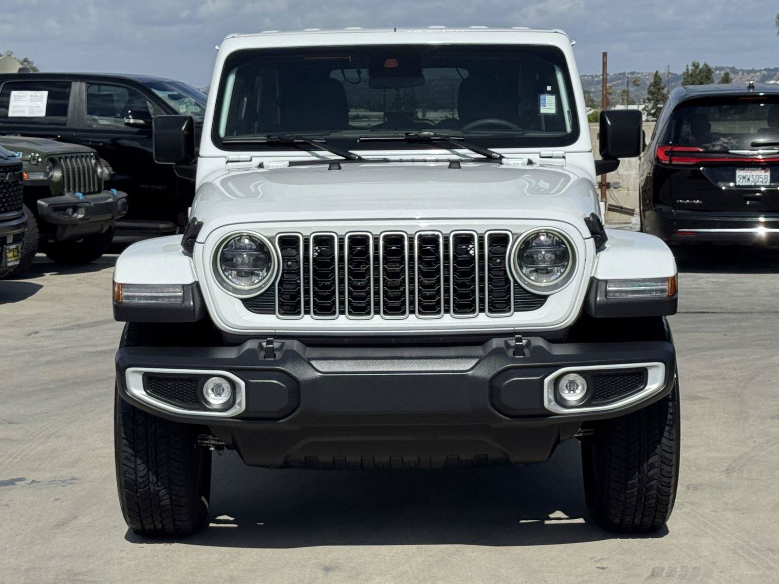 Used 2025 Jeep Wrangler Unlimited Sahara AWD/4WD image 3