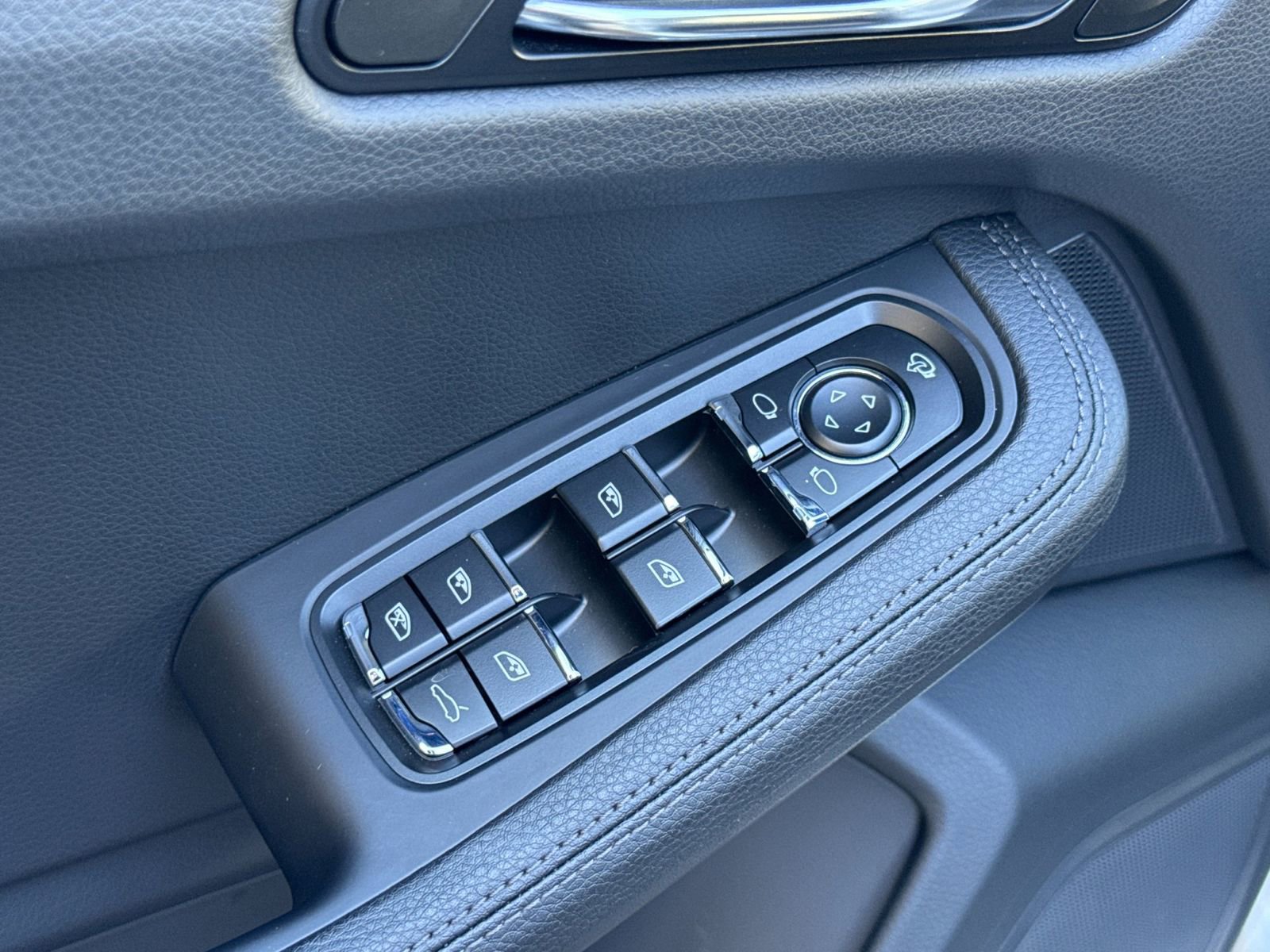 Certified 2025 Porsche Macan image 13