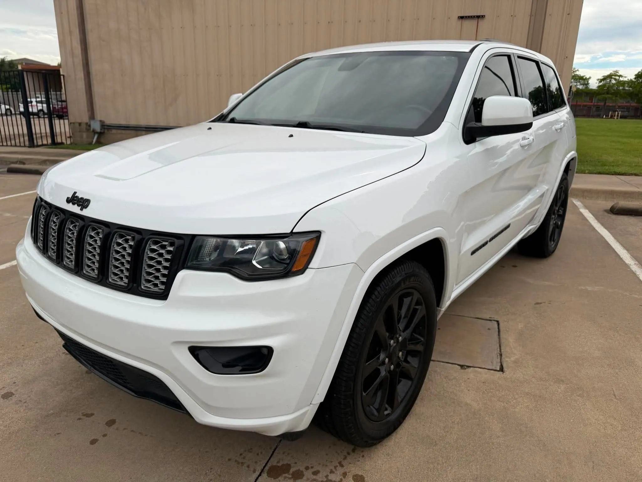 Used 2018 Jeep Grand Cherokee Altitude RWD image 3