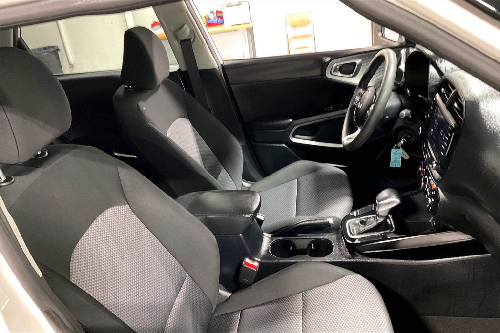 Used 2025 Kia Soul LX w/ LX Technology Package FWD image 9