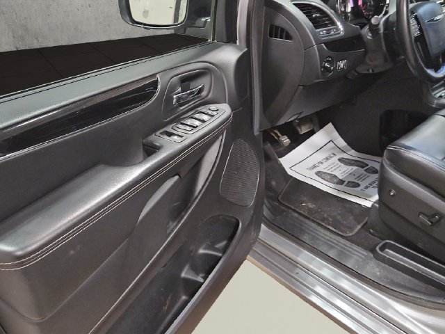 Used 2015 Chrysler Town & Country S FWD image 11