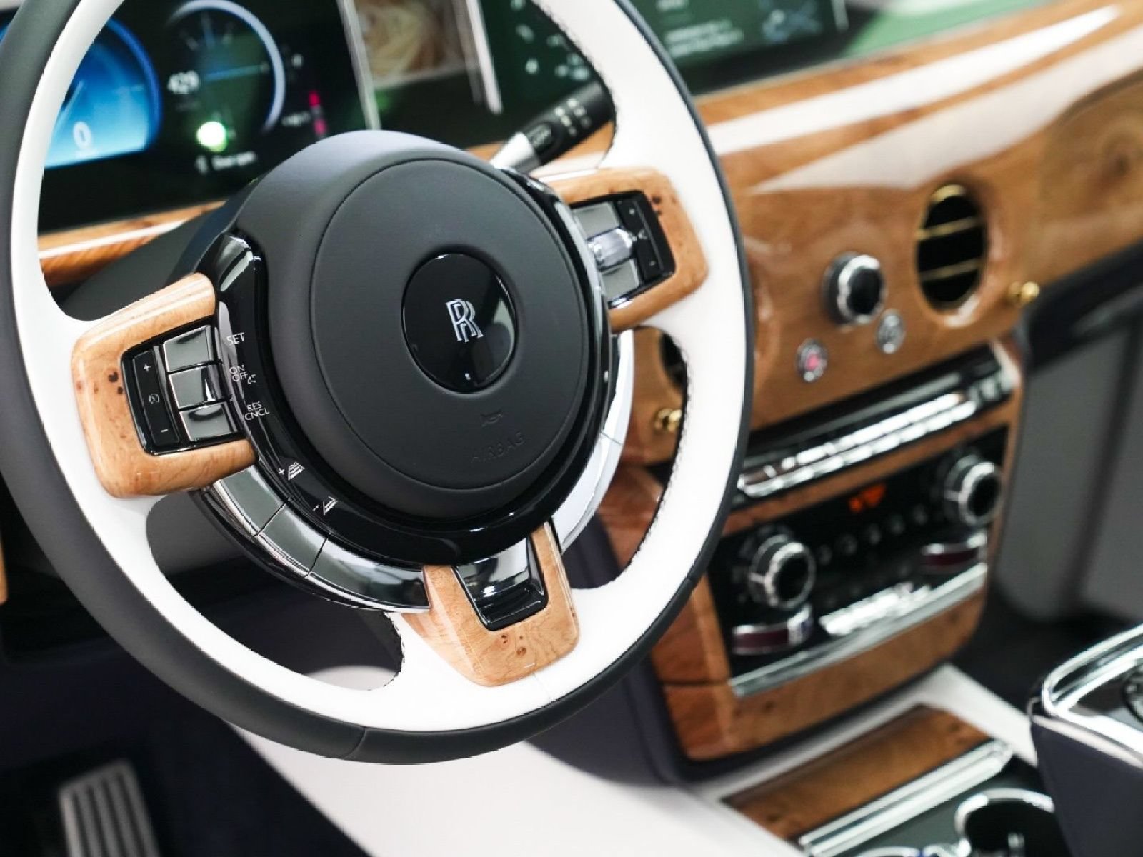 New 2026 Rolls-Royce Phantom Sedan RWD image 3