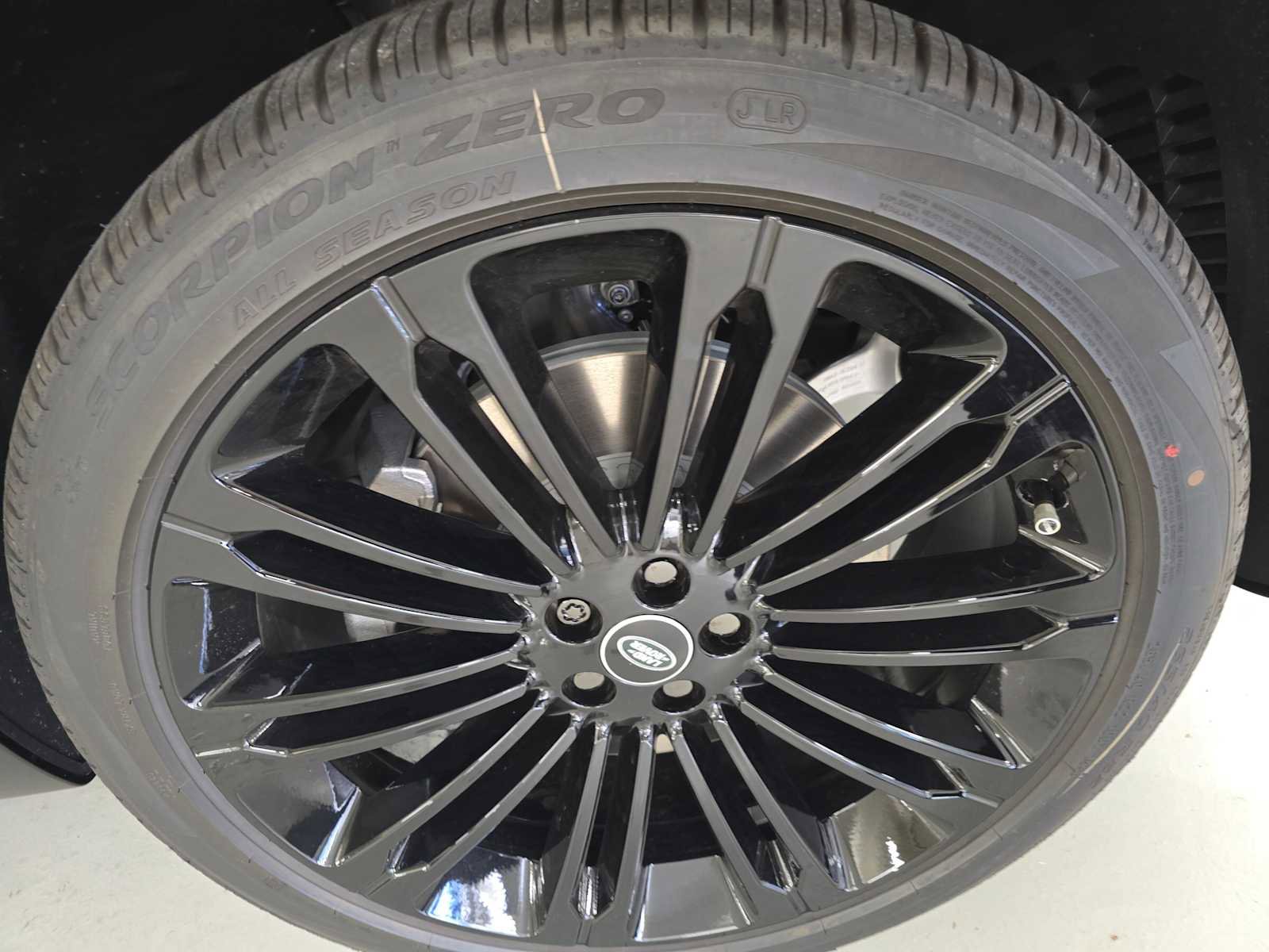 New 2026 Land Rover Range Rover Velar Dynamic SE image 9