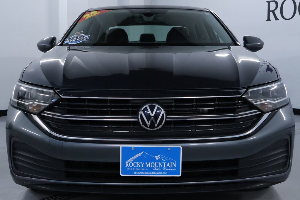 Used 2022 Volkswagen Jetta SE w/ Panoramic Sunroof Package image 2