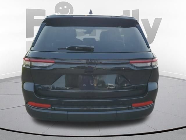 Used 2023 Jeep Grand Cherokee Altitude AWD/4WD image 4