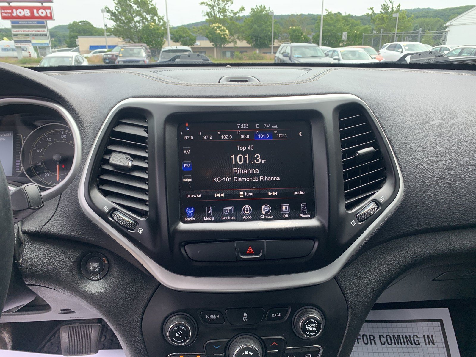 Used 2018 Jeep Cherokee Latitude Plus w/ Cold Weather Group AWD/4WD image 12