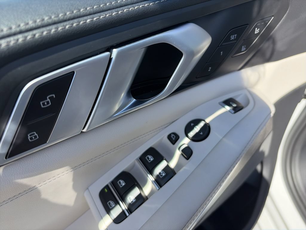 Used 2025 BMW X5 sDrive40i w/ M Sport Package RWD image 19