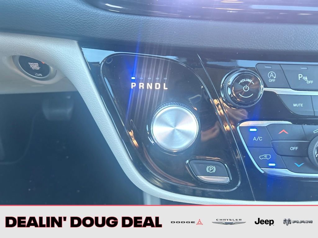 Used 2024 Chrysler Pacifica Touring-L image 23