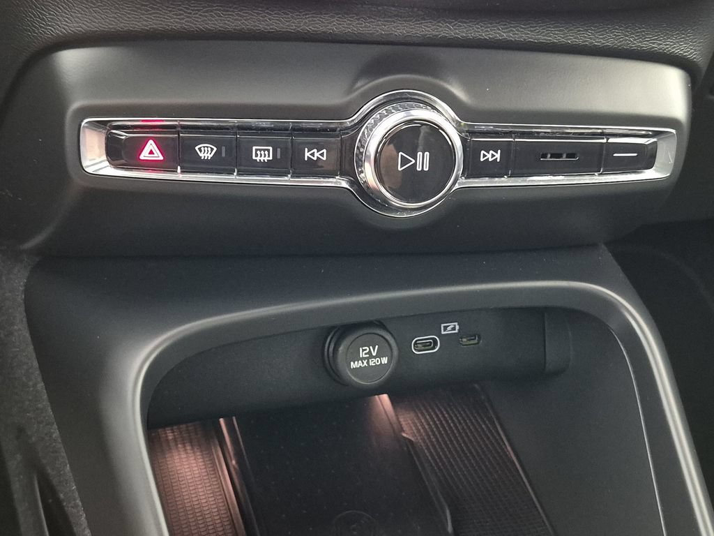 Used 2023 Volvo XC40 B5 Plus AWD/4WD image 25