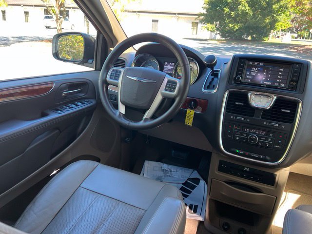 Used 2015 Chrysler Town & Country Touring-L w/ Driver Convenience Group FWD image 27