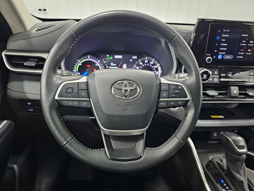 Used 2024 Toyota Highlander XLE AWD/4WD image 12