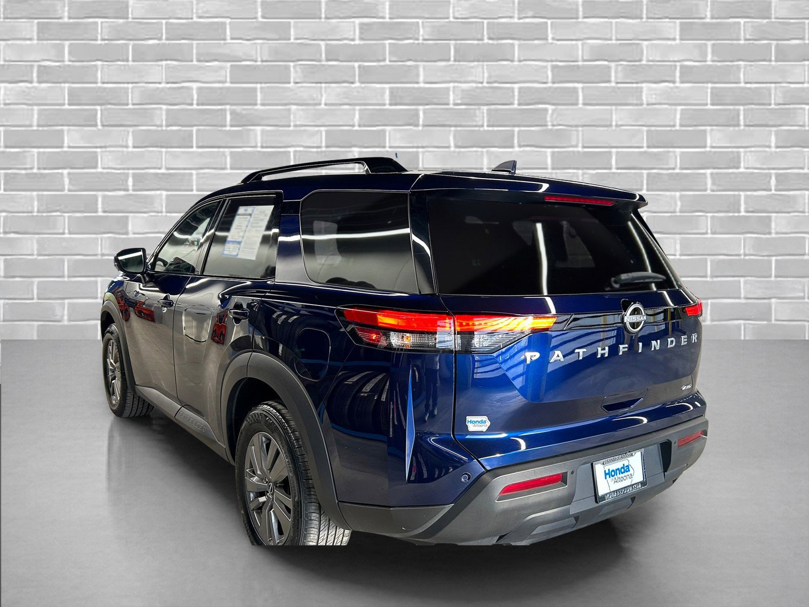 Used 2025 Nissan Pathfinder SV image 2