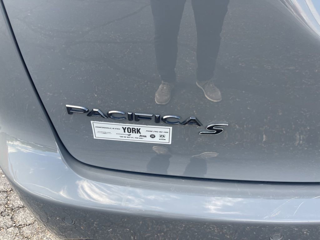 Used 2020 Chrysler Pacifica Touring-L w/ Premium Audio Group AWD/4WD image 5