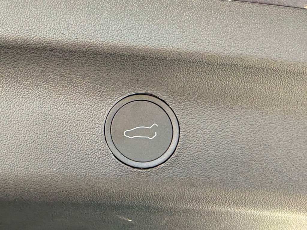 Used 2024 Tesla Model Y Long Range AWD/4WD image 18