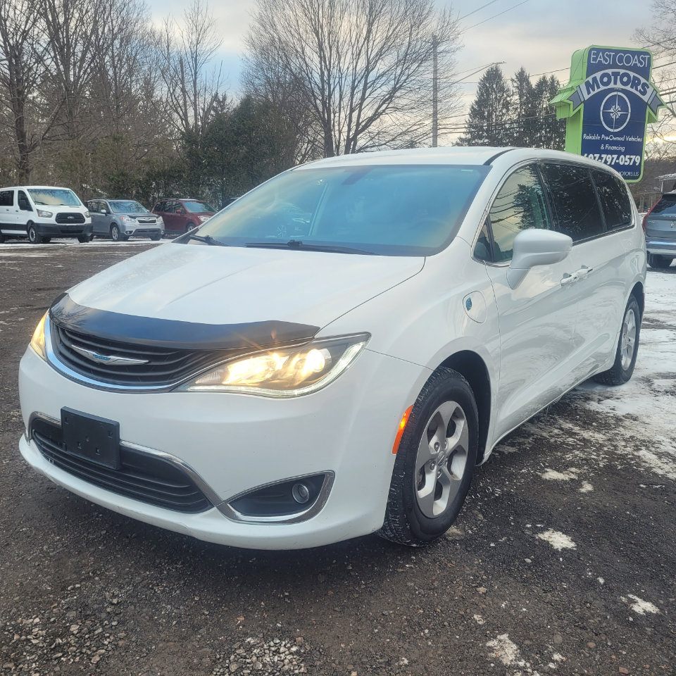 Used 2018 Chrysler Pacifica Touring Plus image 4