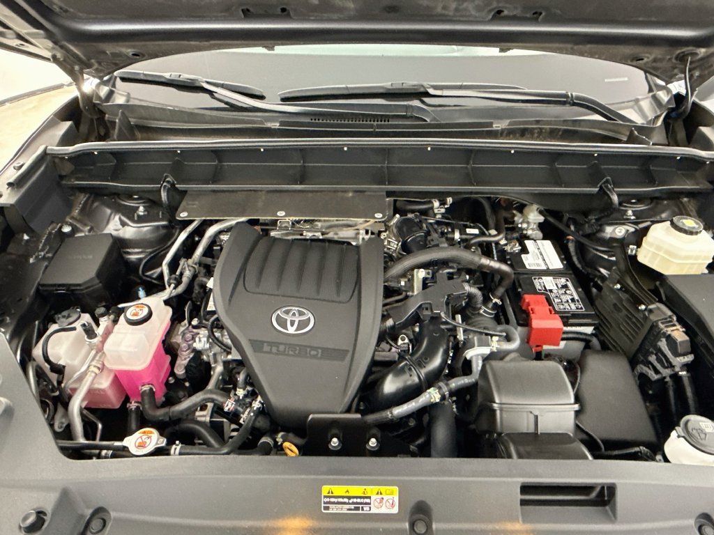 Used 2024 Toyota Highlander XLE FWD image 32
