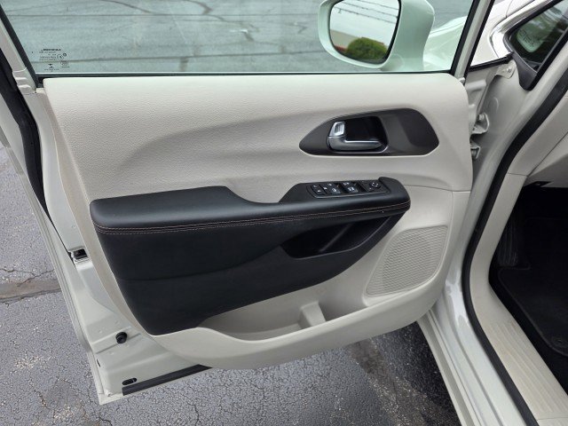 Used 2020 Chrysler Pacifica Touring w/ Advanced Safetytec Group FWD image 25