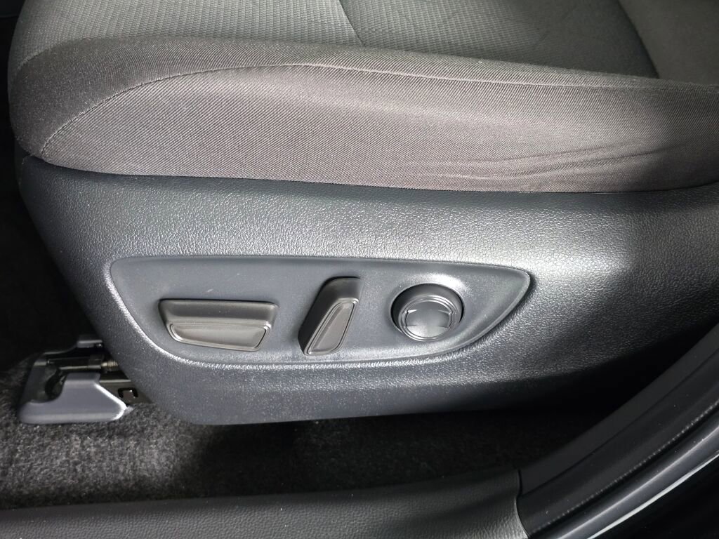 Used 2025 Toyota RAV4 XLE AWD/4WD image 23