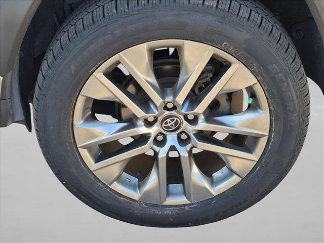 Used 2020 Toyota RAV4 Limited FWD image 17