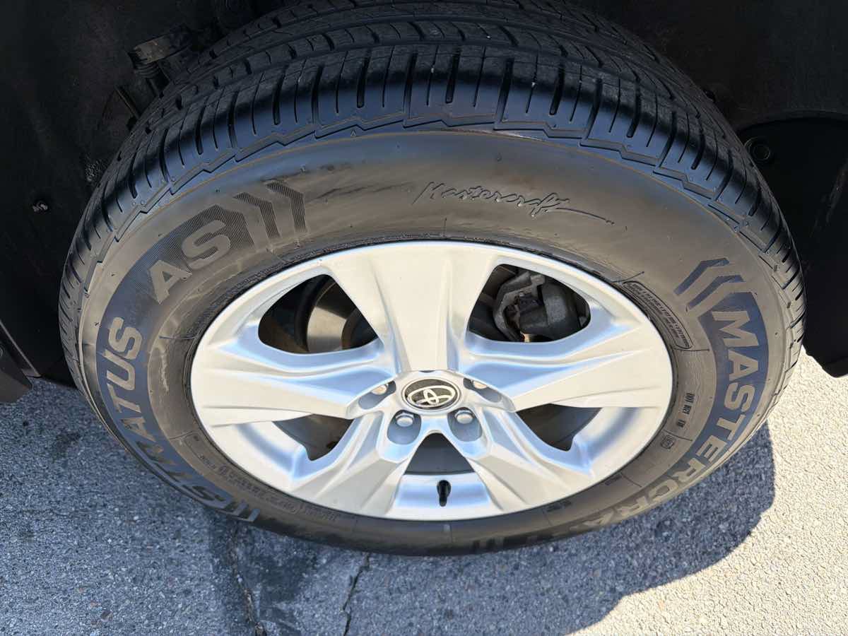 Used 2021 Toyota RAV4 XLE AWD/4WD image 20