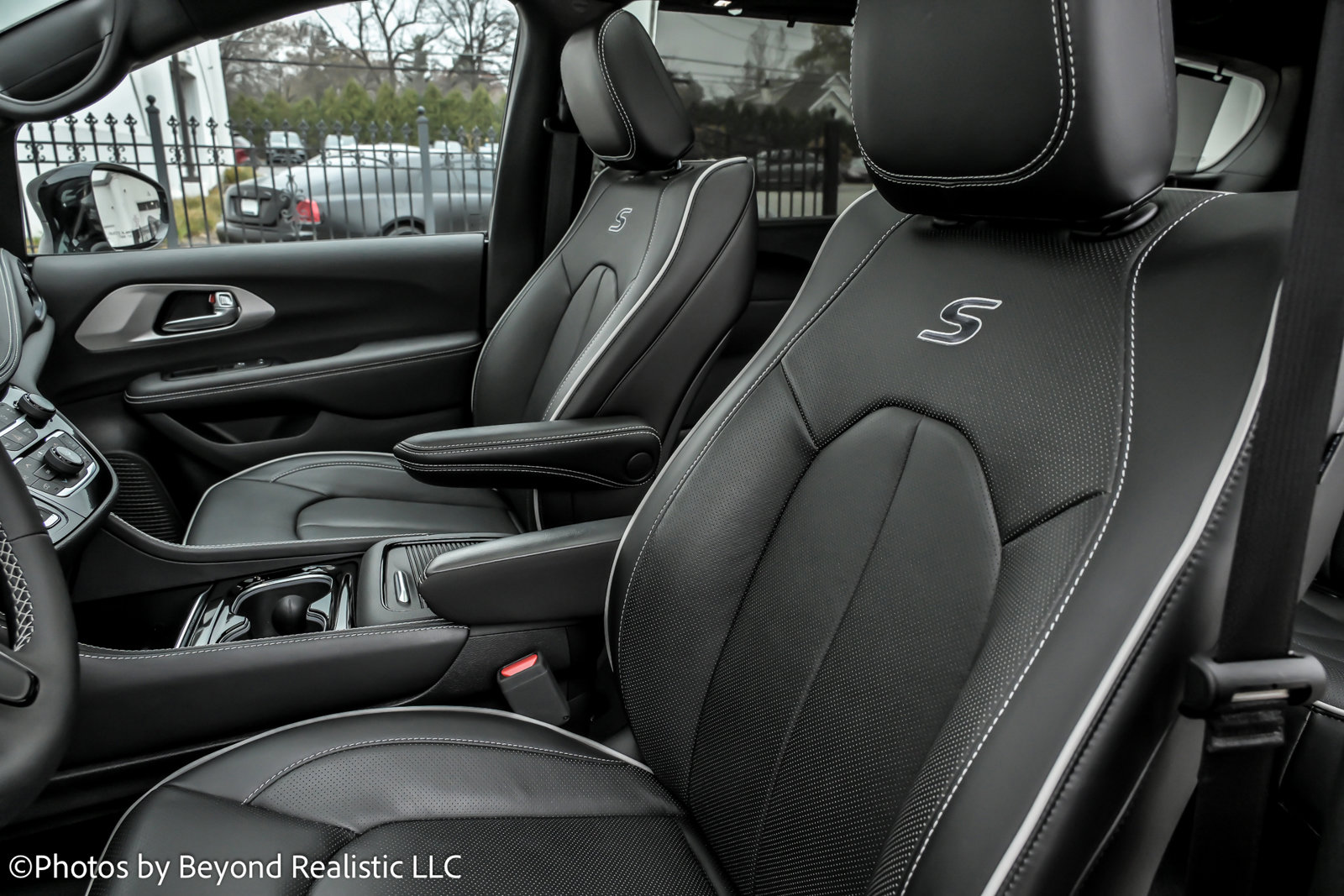 Used 2024 Chrysler Pacifica Limited w/ S Appearance Package image 2