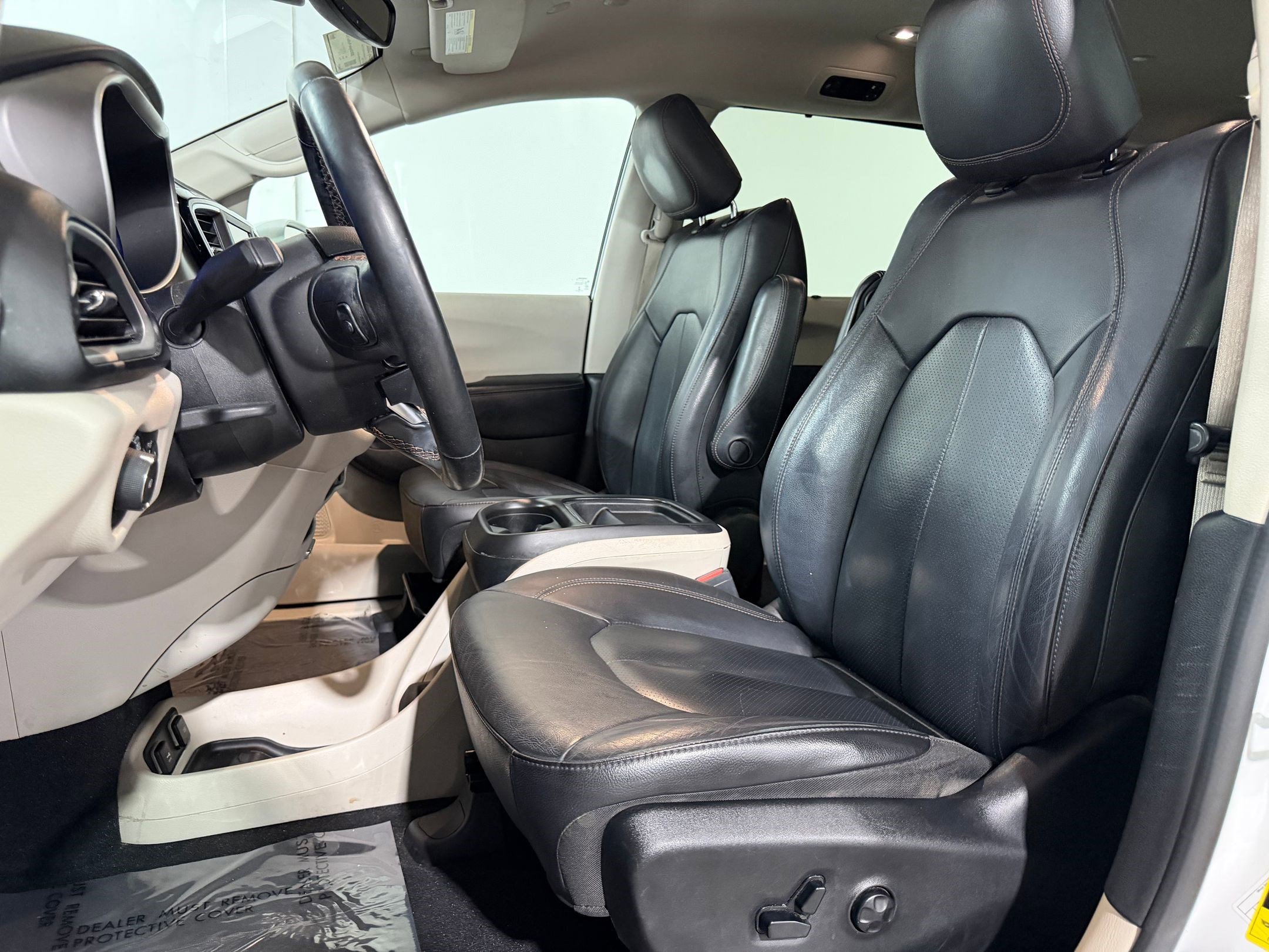 Used 2020 Chrysler Pacifica Touring-L FWD image 4