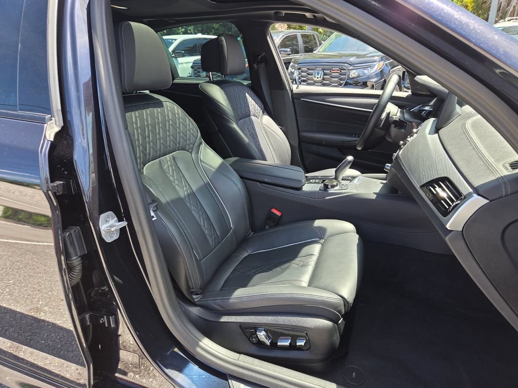 Used 2023 BMW M550i xDrive w/ Executive Package AWD/4WD image 18