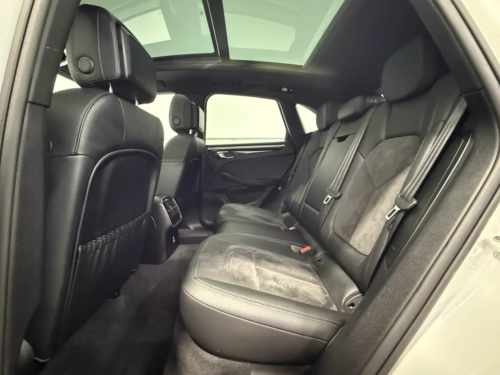 Used 2020 Porsche Macan AWD/4WD image 34