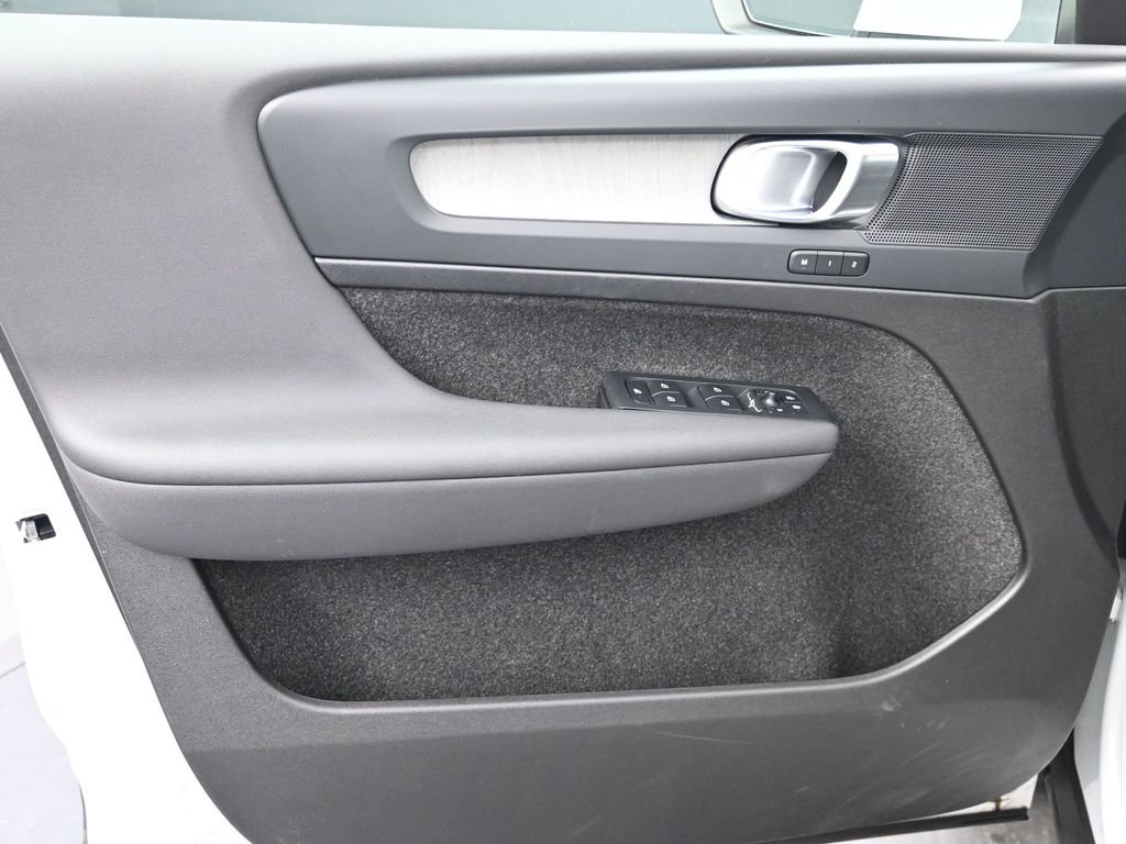 Used 2025 Volvo XC40 B5 Plus image 10