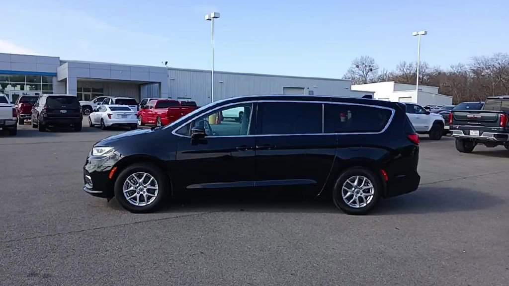 Used 2024 Chrysler Pacifica Touring-L image 5