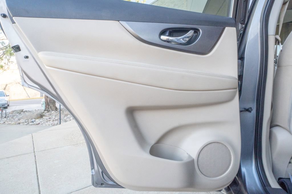 Used 2016 Nissan Rogue SV AWD/4WD image 16