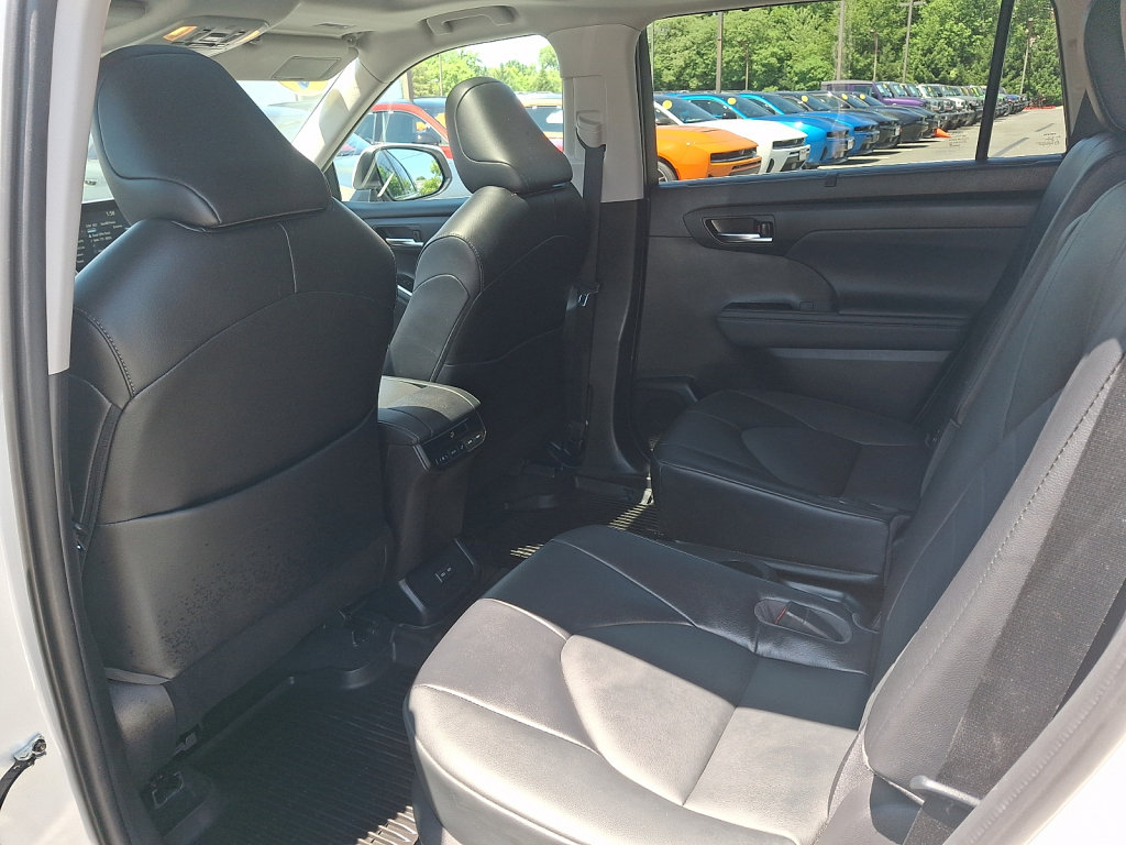 Used 2022 Toyota Highlander XLE AWD/4WD image 24