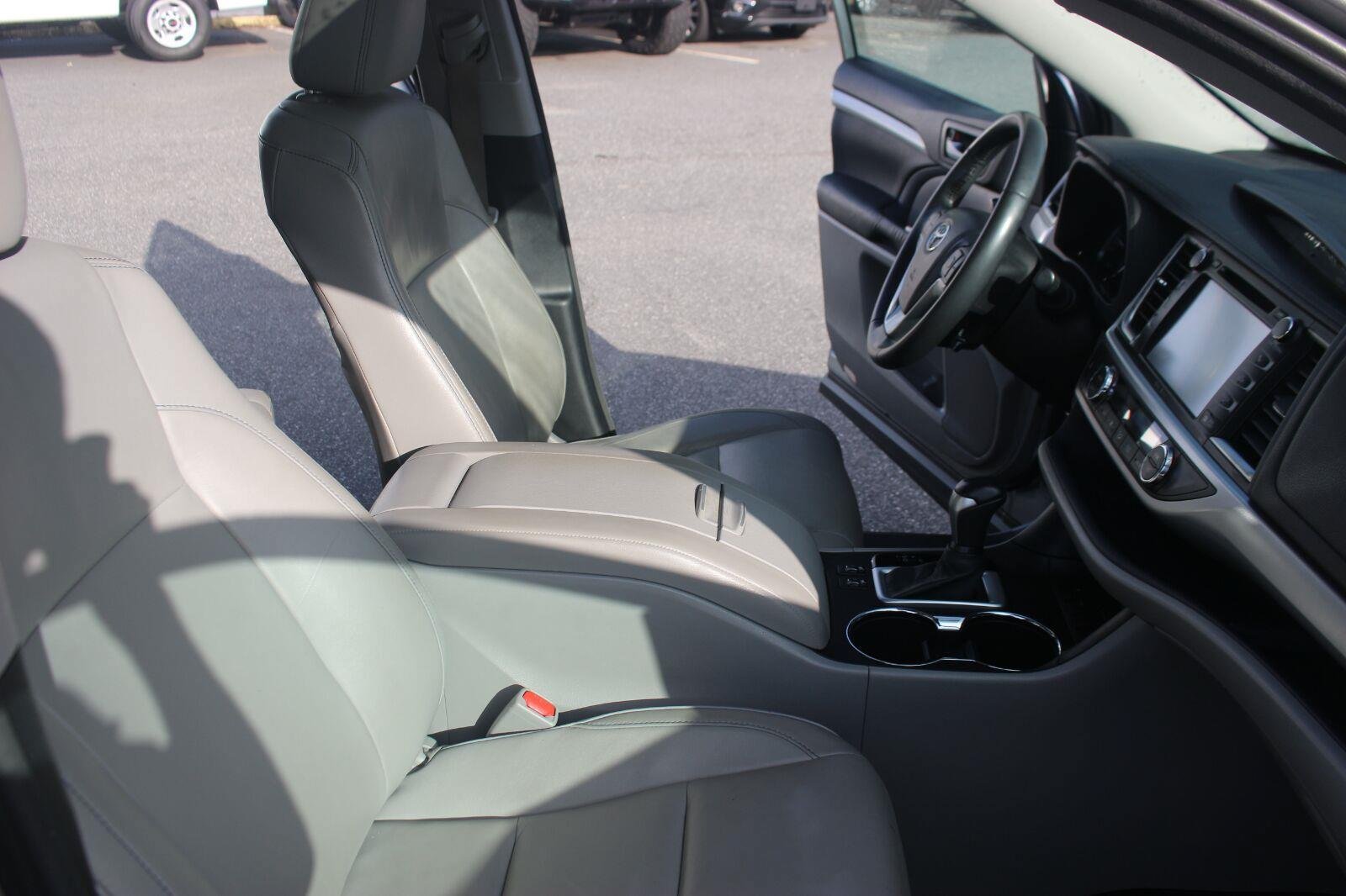 Used 2015 Toyota Highlander XLE FWD image 33