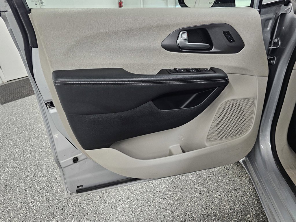 Used 2024 Chrysler Pacifica Touring-L FWD image 13