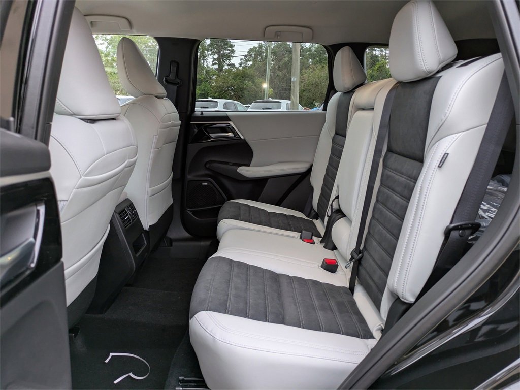 New 2025 Mitsubishi Outlander SE image 13