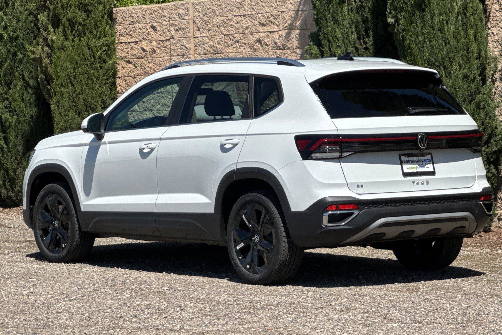 New 2026 Volkswagen Taos SE FWD image 5