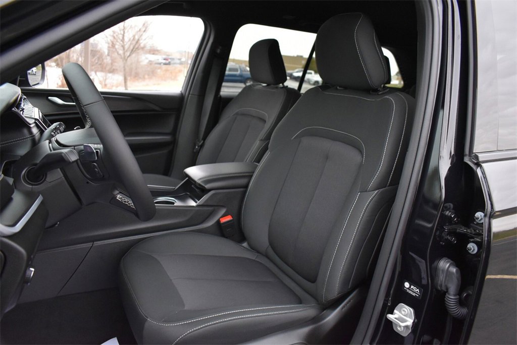 Used 2025 Jeep Grand Cherokee Laredo w/ Luxury Tech Group I image 9