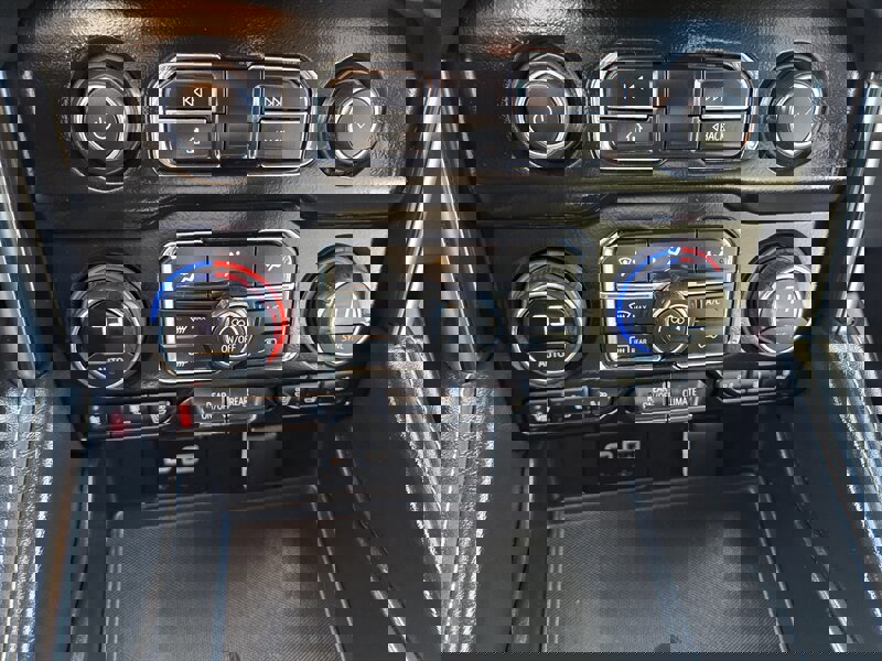 Used 2021 Chevrolet Suburban Premier image 21